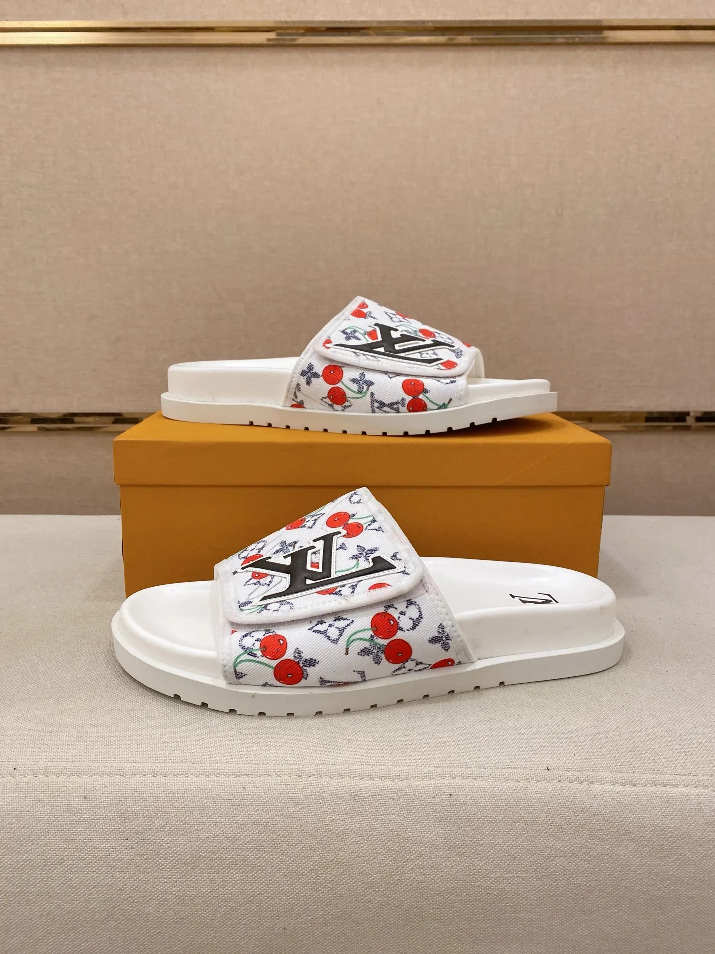 Men's shoes💰: 320💰Made by LV🔍Top purchasing agent, men's spring and summer slippers are available at the same counter. The uppers are made of cowhide imported from Italy, with logo graphics and high-quality craftsmanship. Soles: original soles specially provided by the original factory. Exclusive molded soles are super comfortable. Original goods with single order, 🔍🔍high quality, you can enter and exit the counter at will. Welcome to compare, code number 38-44. Can be customized45